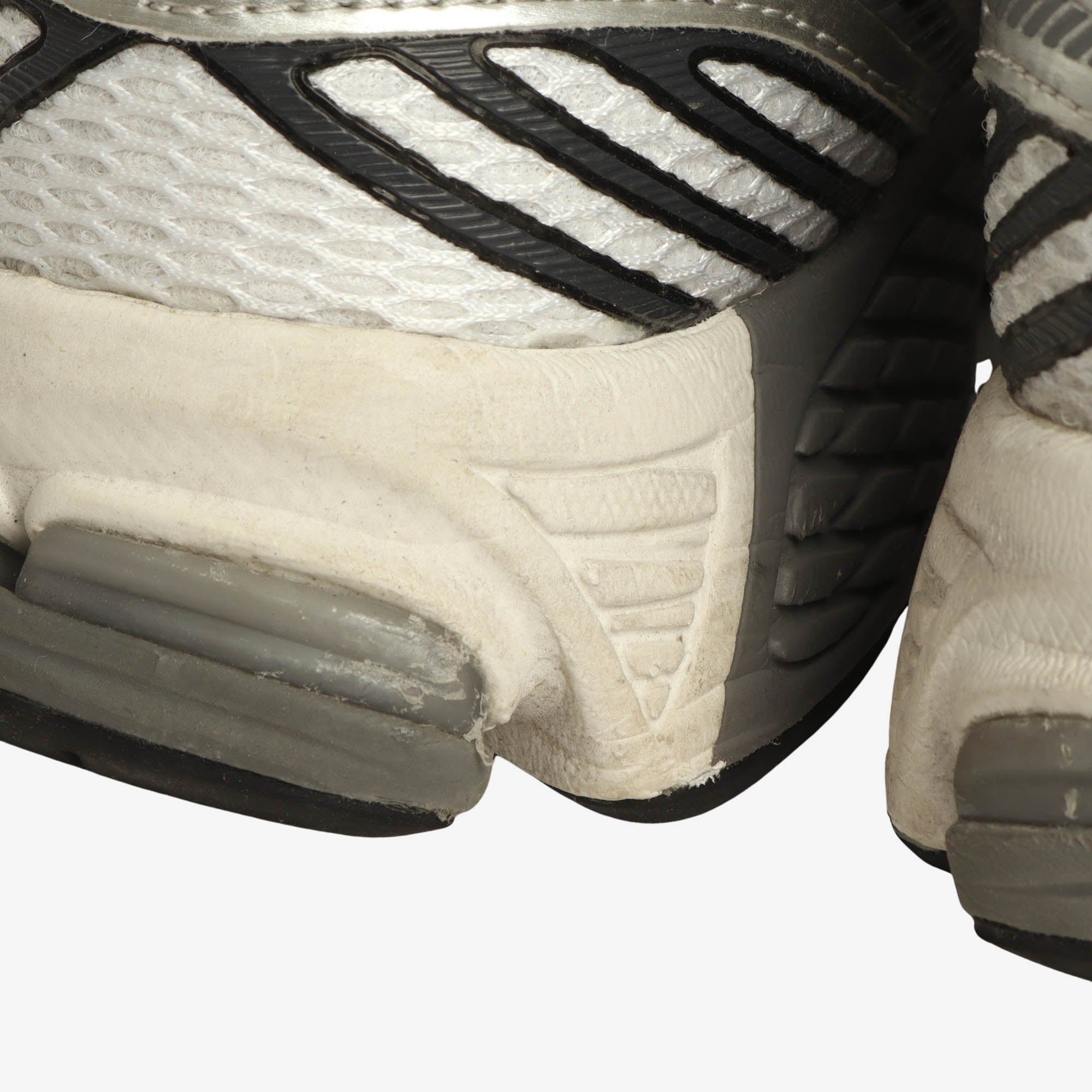 860v2 Sneakers